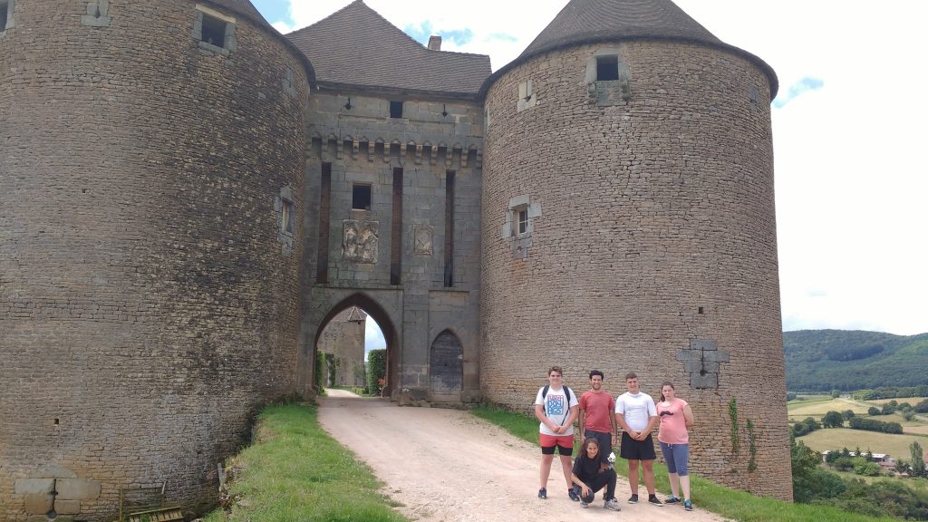 Devant le chateau avec les collegiens