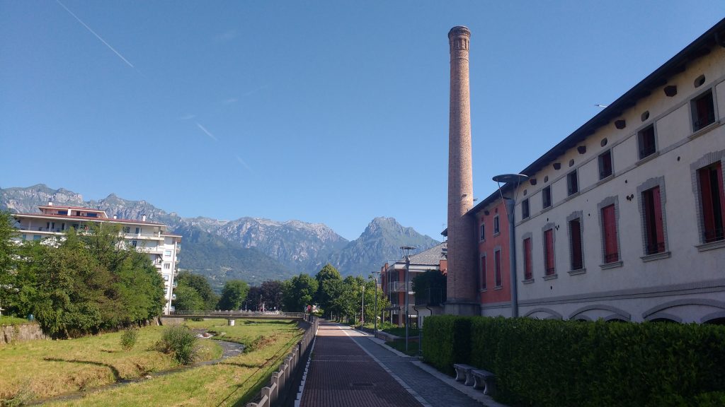 Une cheminée et les Dolomites