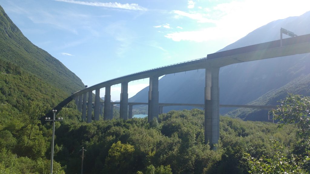 Viaduc autoroutier dans les Dolomites
