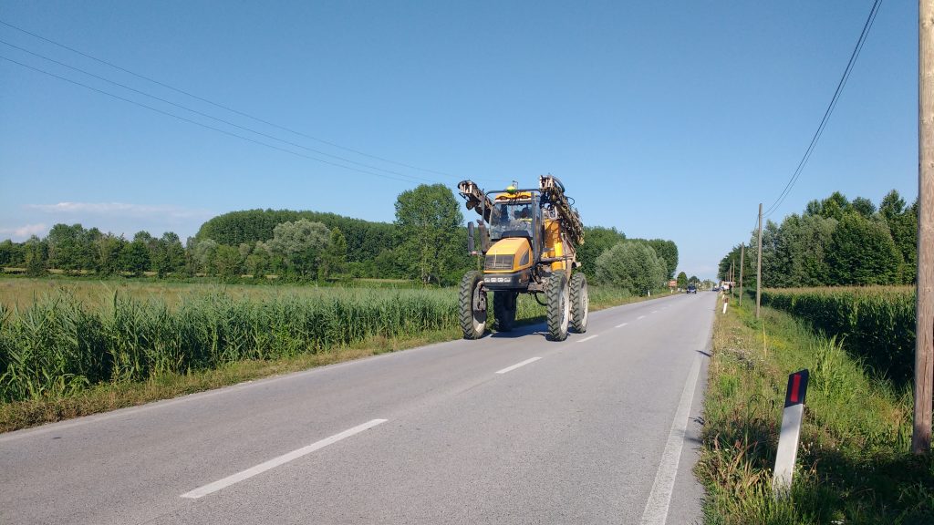 Un tracteur monté sur des échasses