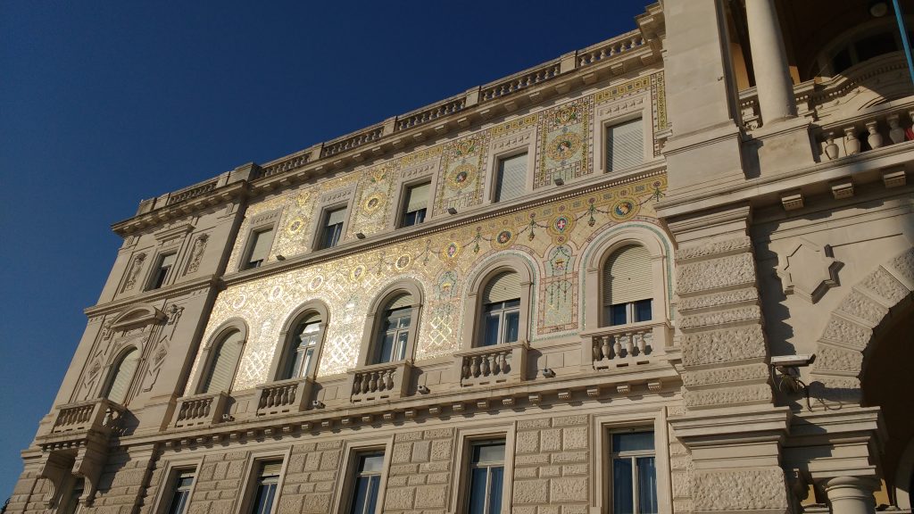 Bâtiment avec des mosaïques dorées à Trieste