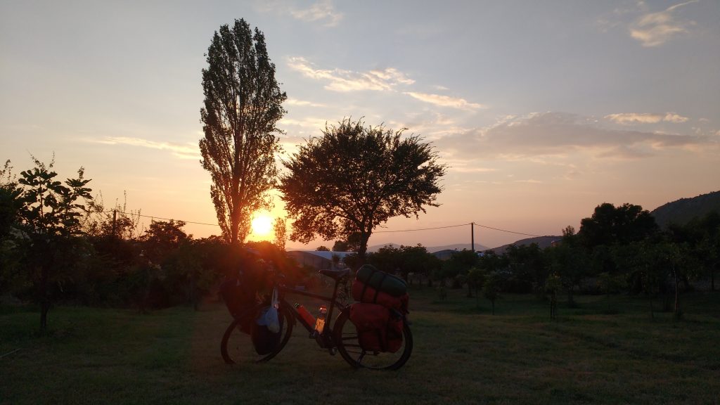 Coucher de soleil sur la tente en Bosnie