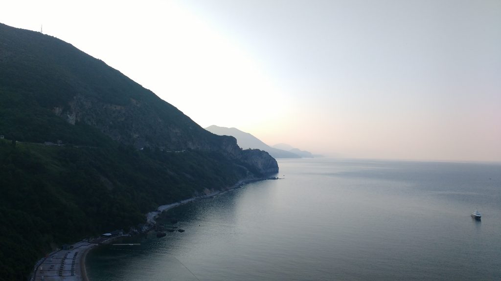 La côte du Monténégro au petit matin