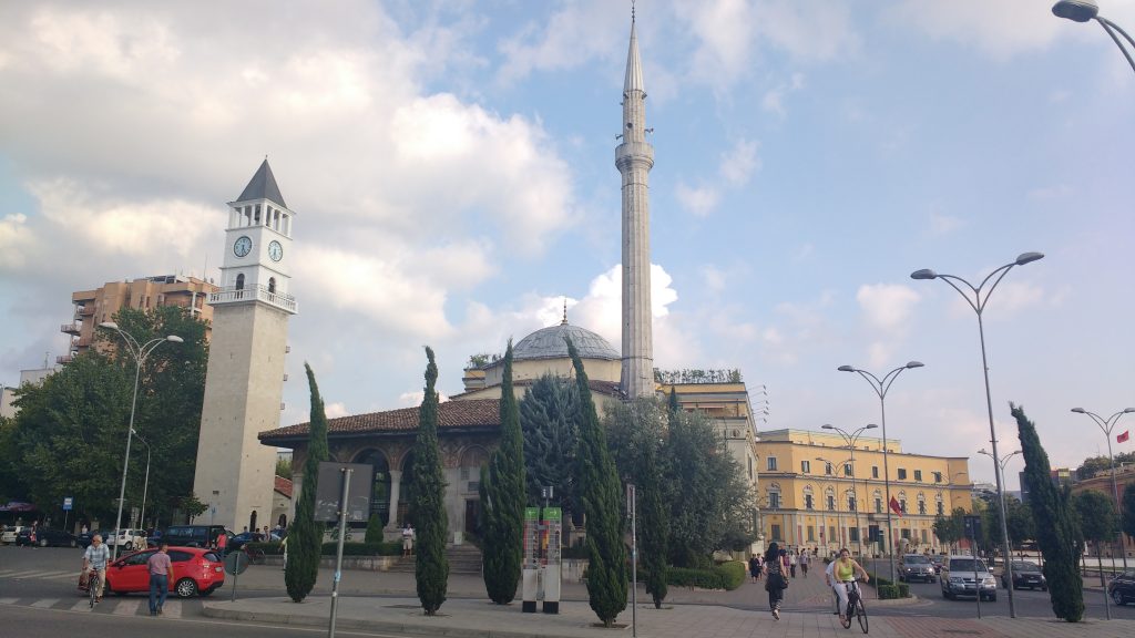 Église et mosquée à Tirana